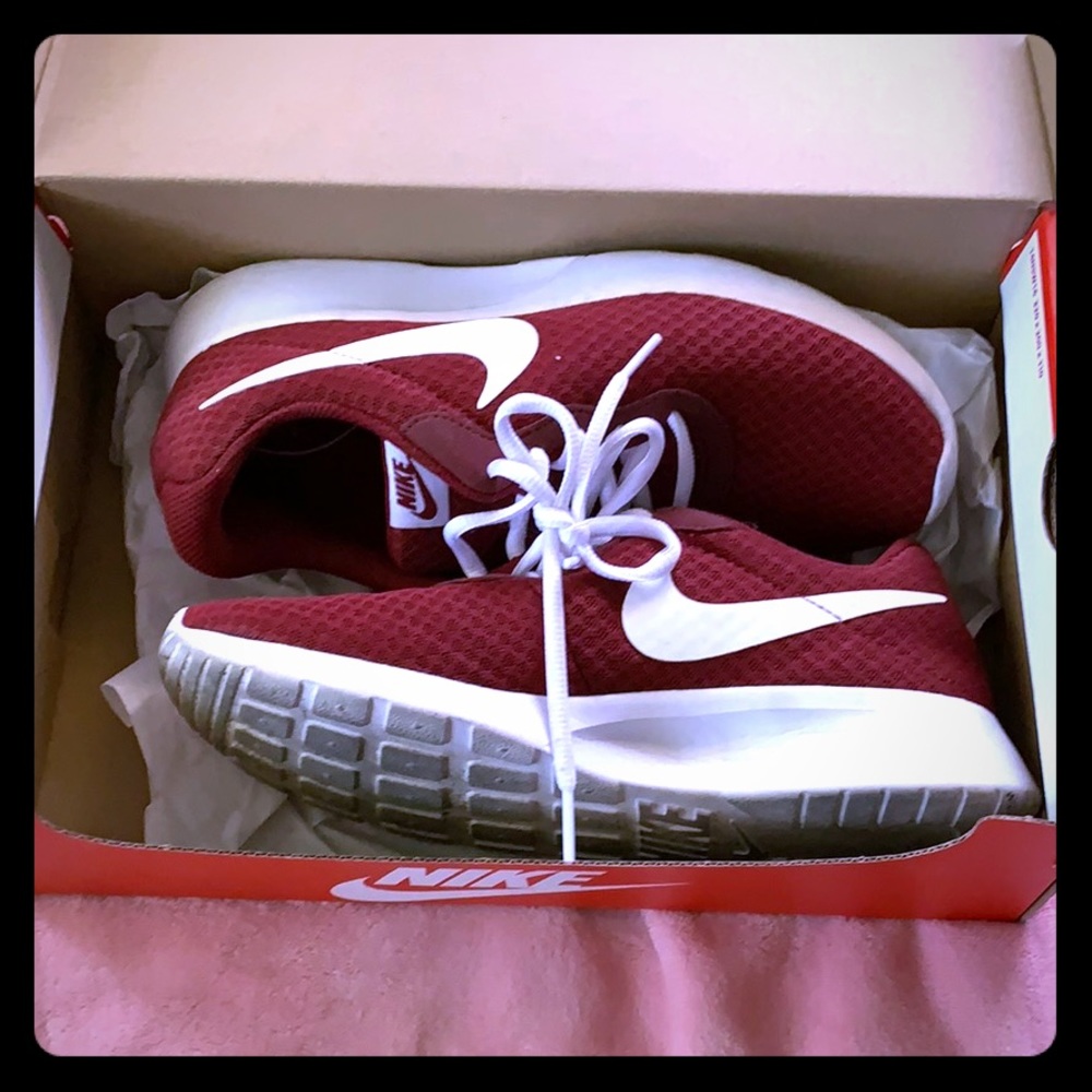 Nike Tanjun size 8. Only worn a few times.